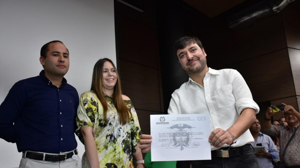Jaime Pumarejo, alcalde electo de Barranquilla, recibe la credencial por parte de la Registraduría.