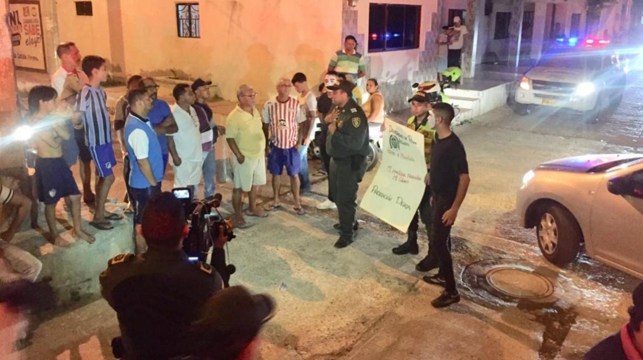 Policía realiza recomendaciones a la comunidad.