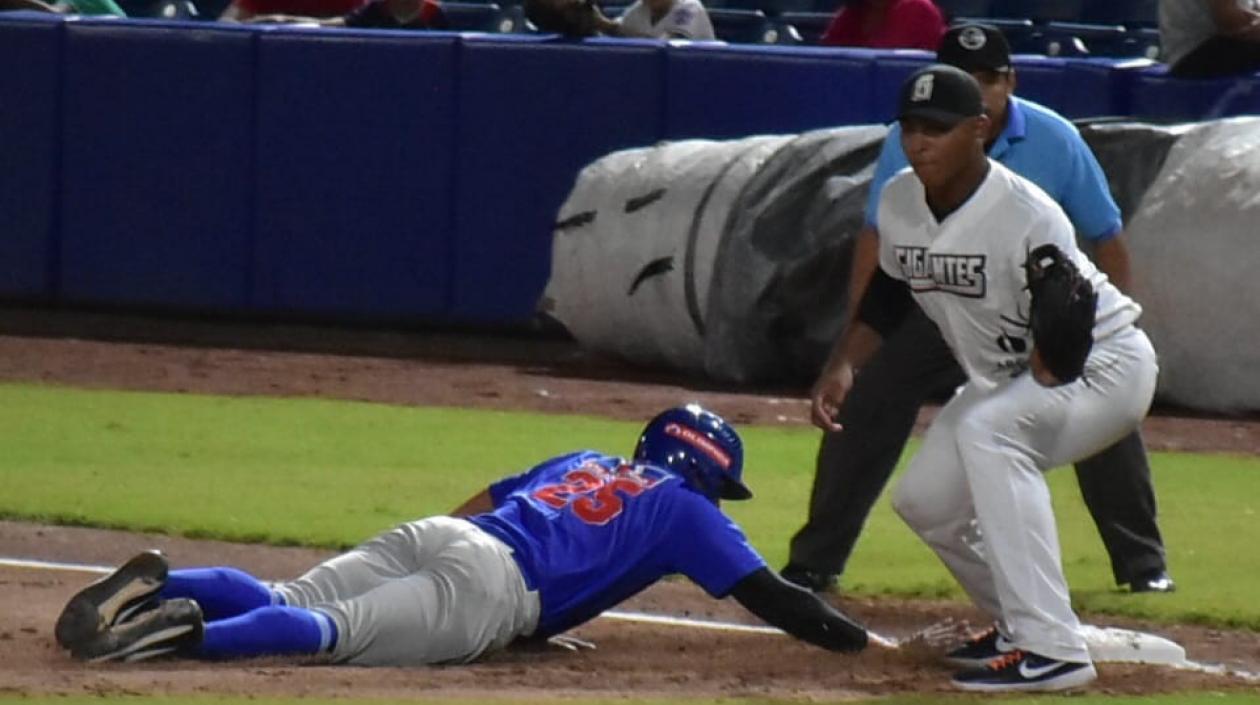 Los Caimanes lograron combinar su artillería para ganar el juego.