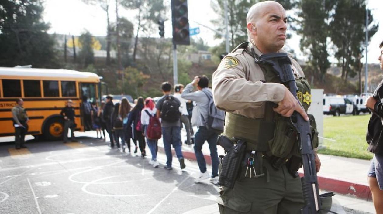 La imágenes de las cámaras de seguridad revelaron que el sospechoso sacó de su mochila una pistola semiautomática de 45 milímetros.