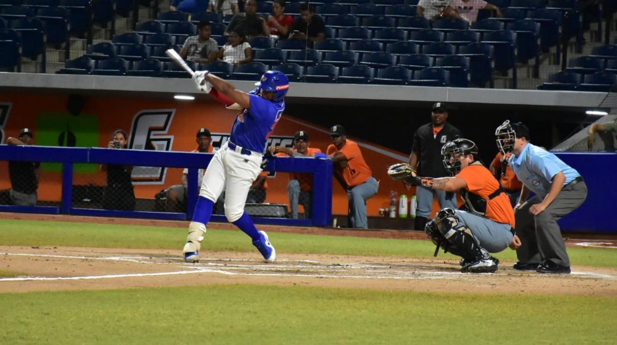 Imagen del juego entre Caimanes y Gigantes.