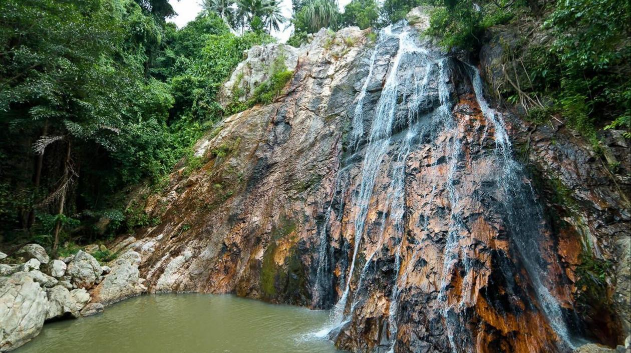 Cascada en la isla tailandesa de Ko Samui.