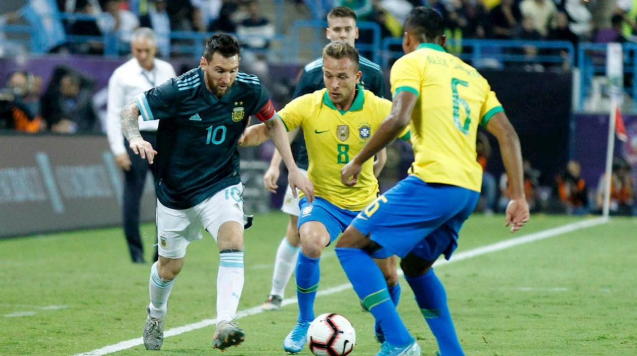 Lionel Messi encara la marca de dos jugadores.