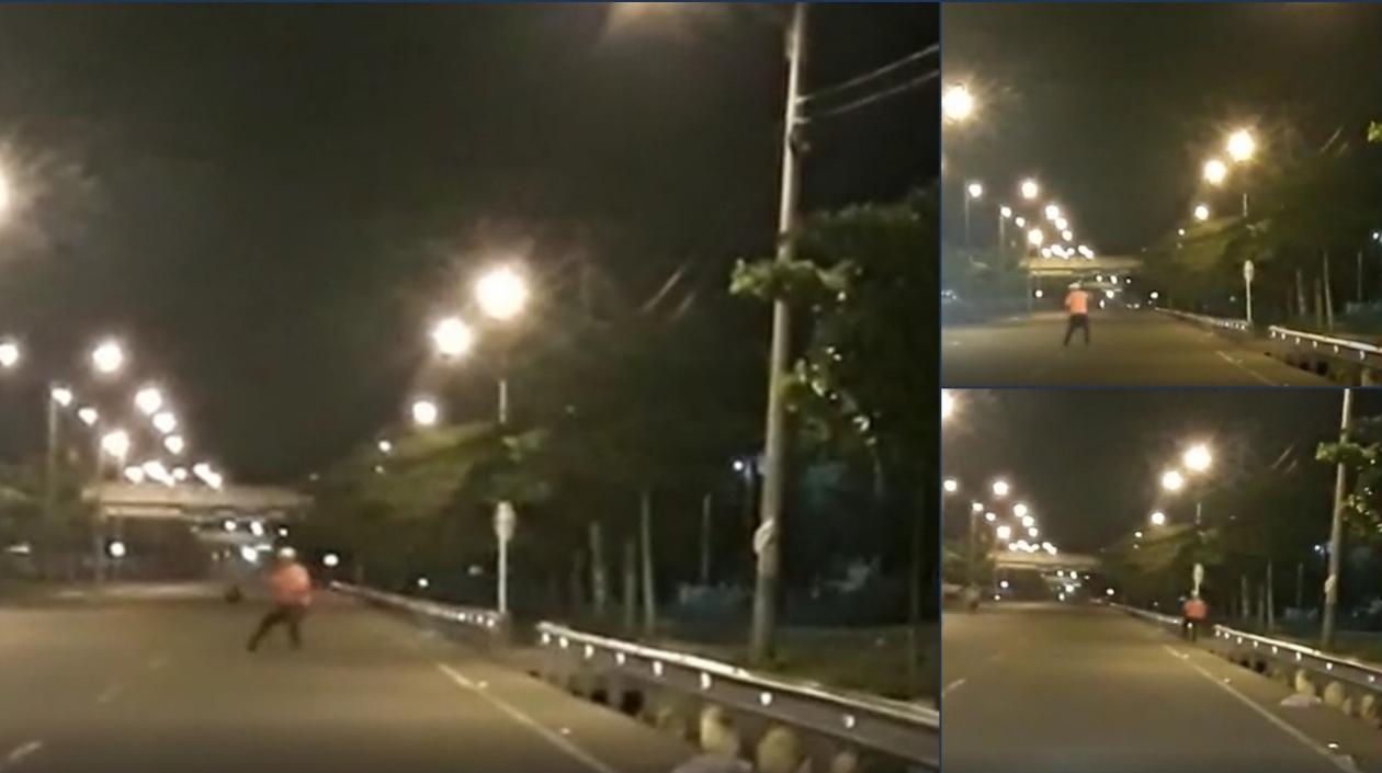 Captura de video en la que se observa un enfrentamiento.