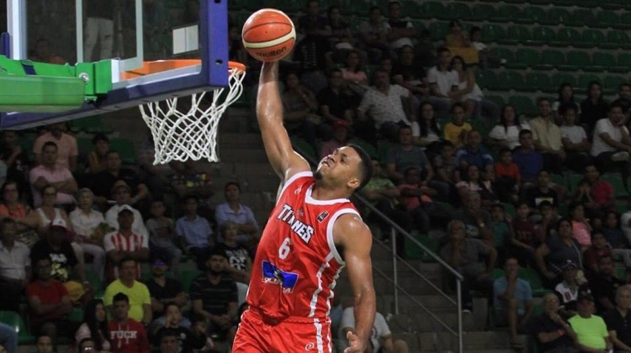 Soren Deluque logra clavar la pelota en el aro. 