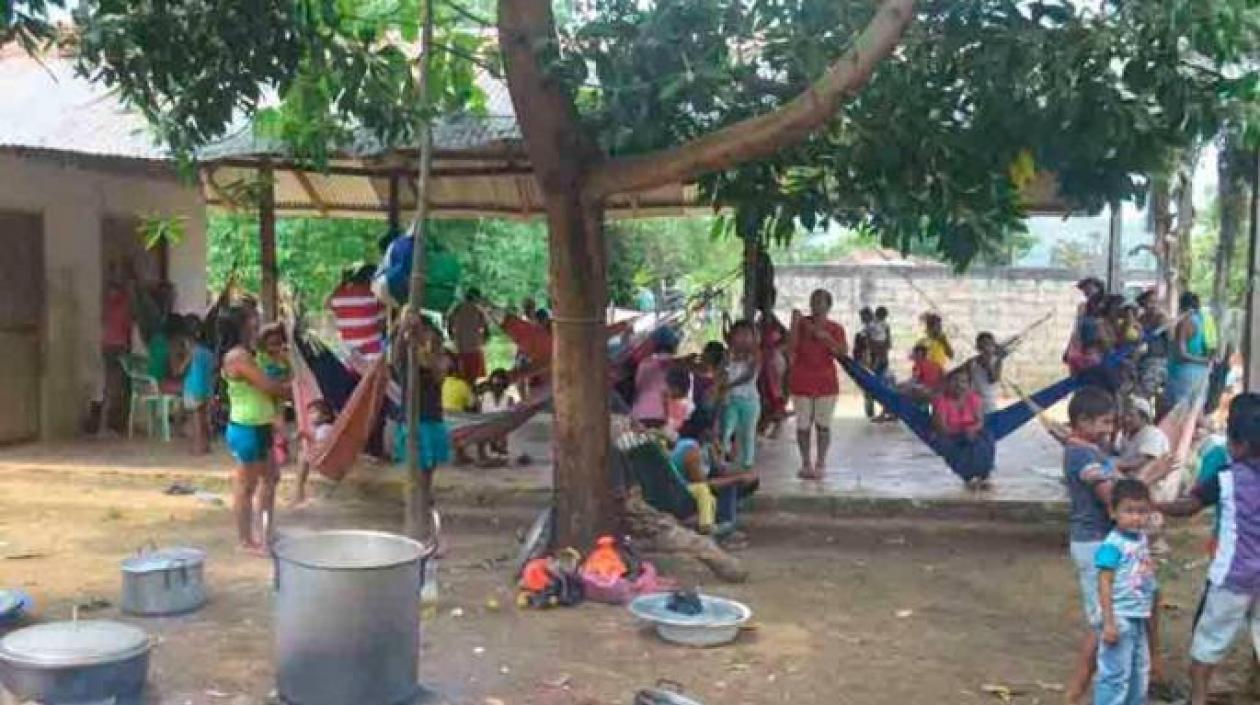 Foto para ilustrar la nota en la que se observa a algunos desplazados de la violencia: