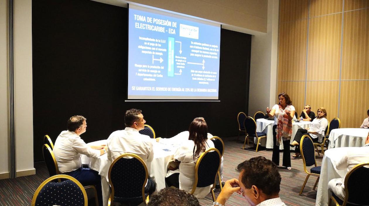 La Superintendente Natasha Avendaño, con Alcaldes y Gobernadores electos.