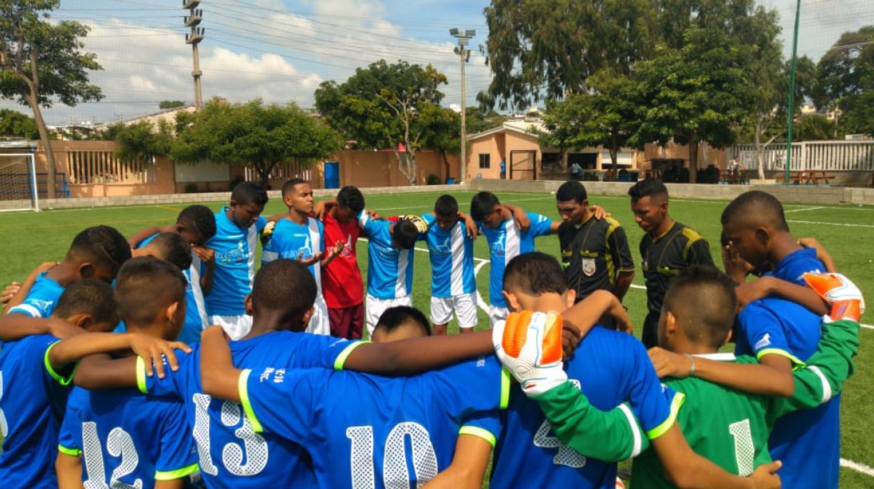 Jugadores reunido orando antes del partido. 