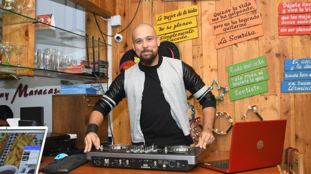 El DJ Jhonny Lindo.