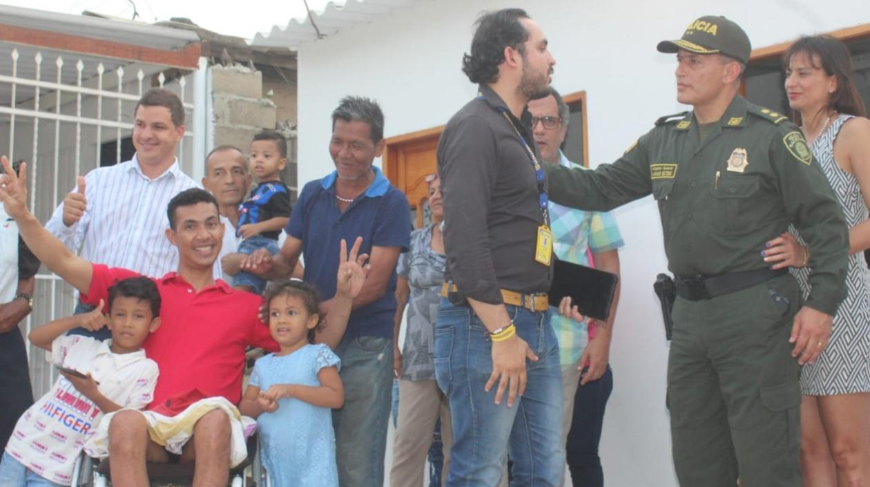 El patrullero con su familia tras recibir la vivienda remodelada.