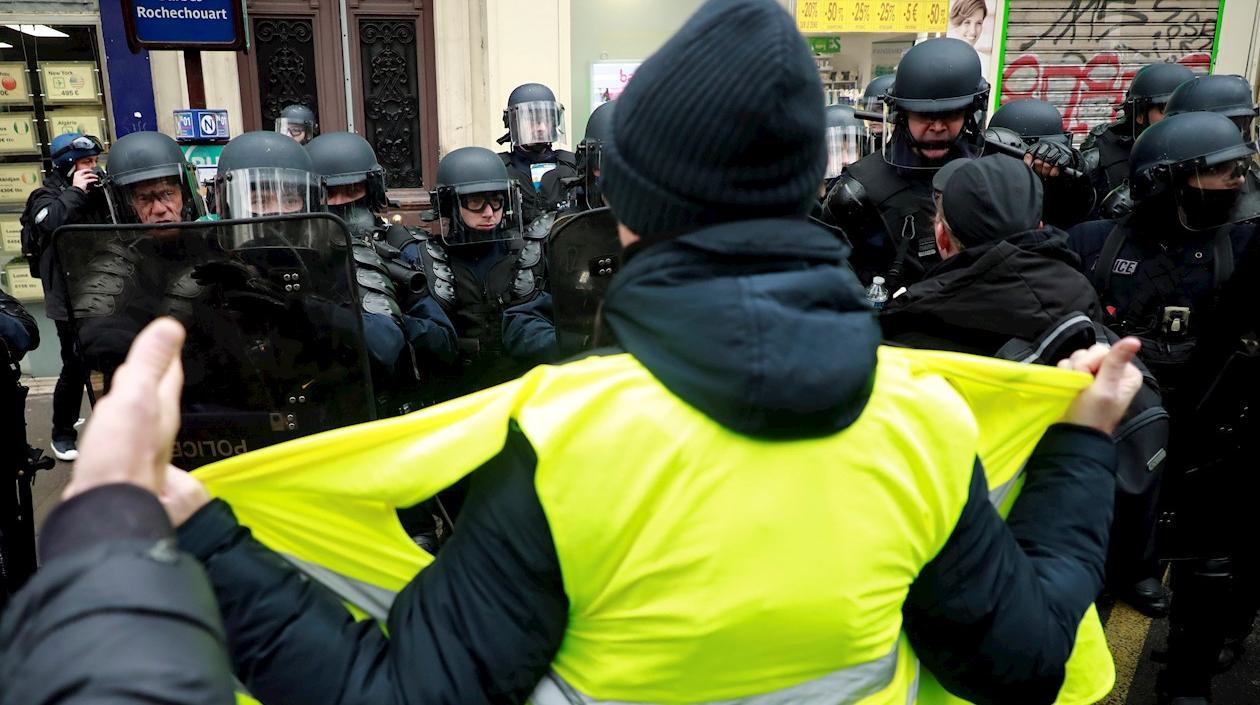 Grupos de "chalecos amarillos" multiplicaron este sábado los altercados y los actos de vandalismo en diferentes puntos de París durante una jornada de protestas.