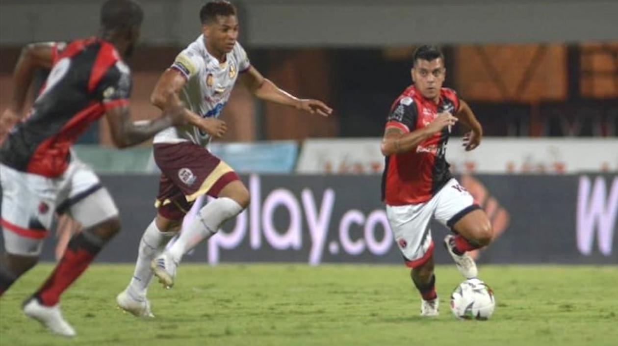 Acción del partido entre Cúcuta Deportivo y Deportes Tolima.