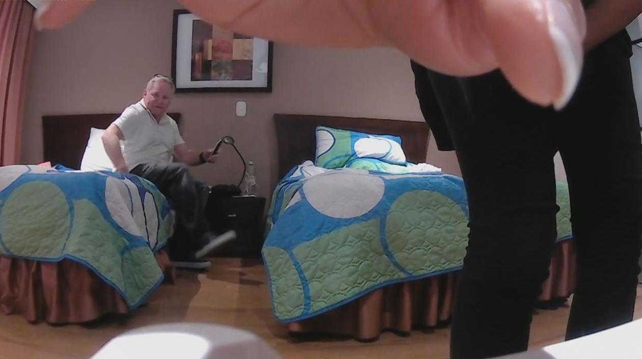 Momento en el que la joven descubre la cámara oculta.