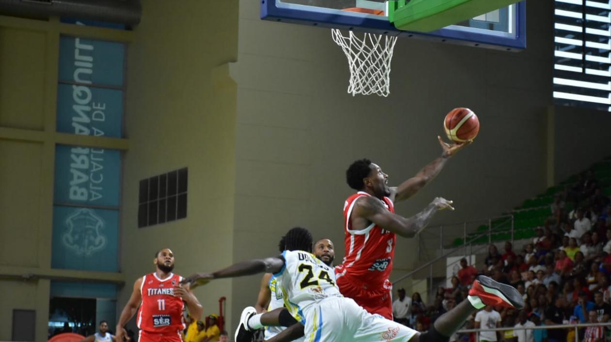 Luis Jacobo manejó el hilo de las acciones.