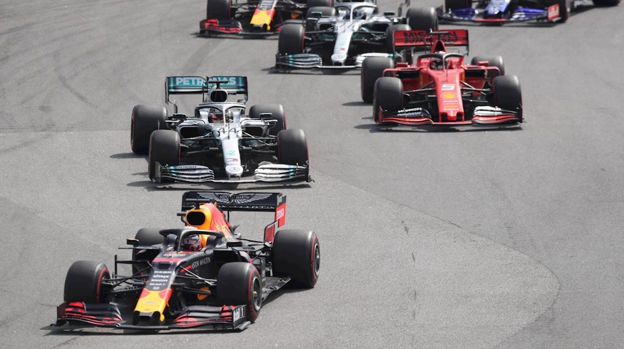 El holandés Max Verstappen (frente) de Red Bull lidera el grupo.