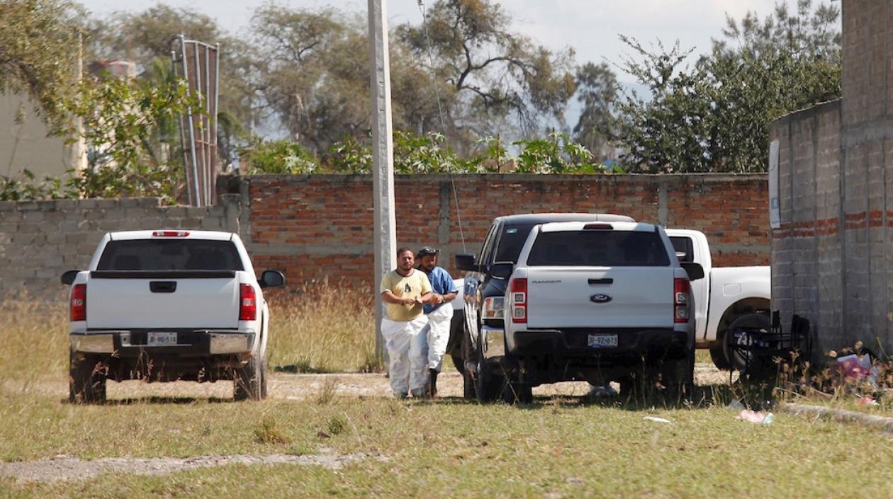 Peritos forenses trabajan en el lugar donde fueron hallados los restos.