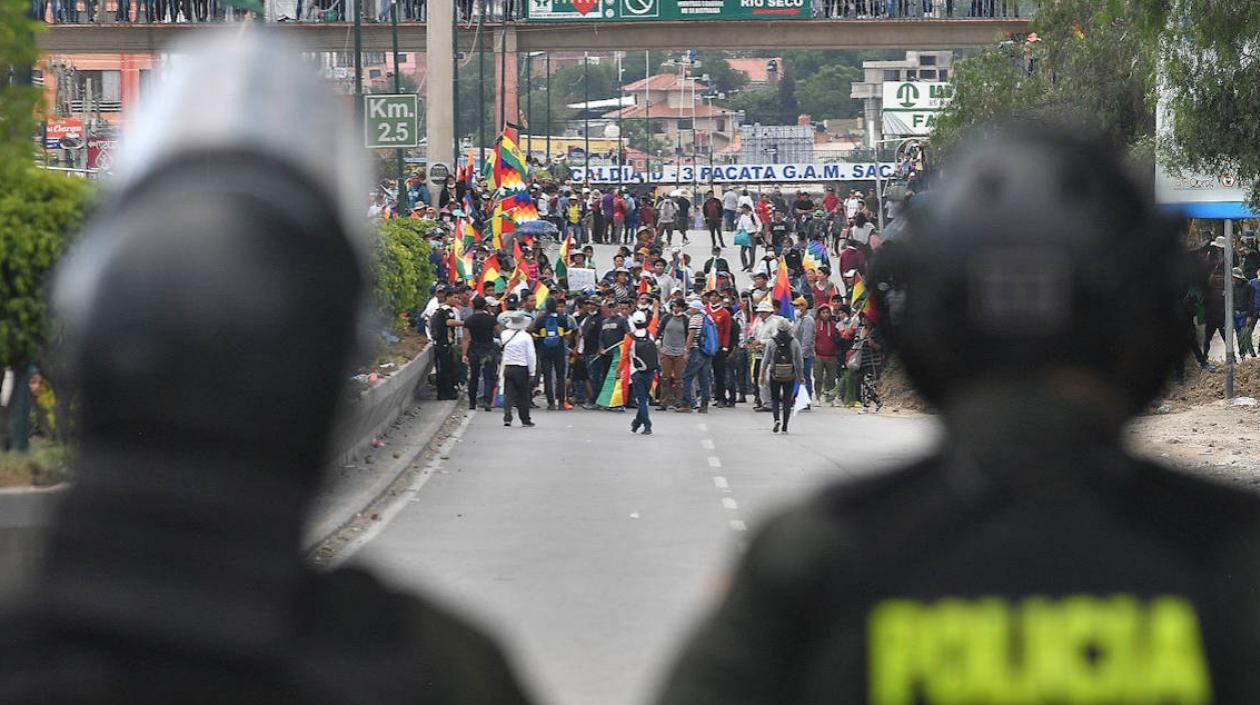 La Policía aguarda en la distancia por los manifestantes. 