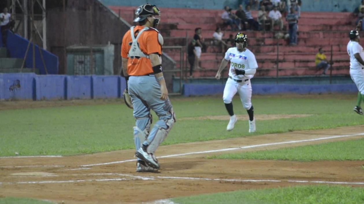 José Queliz observa el partido. Fue el héroe del cuadrangular.