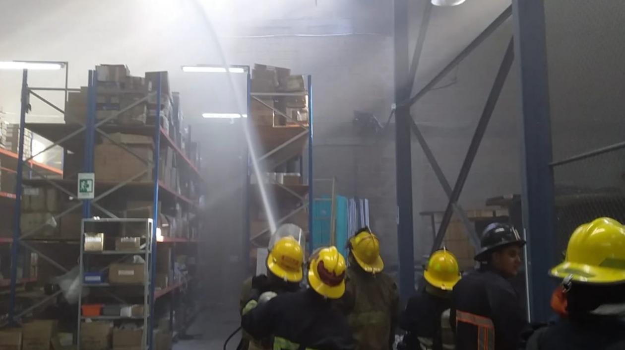 Momentos en que bomberos controlan la situación.