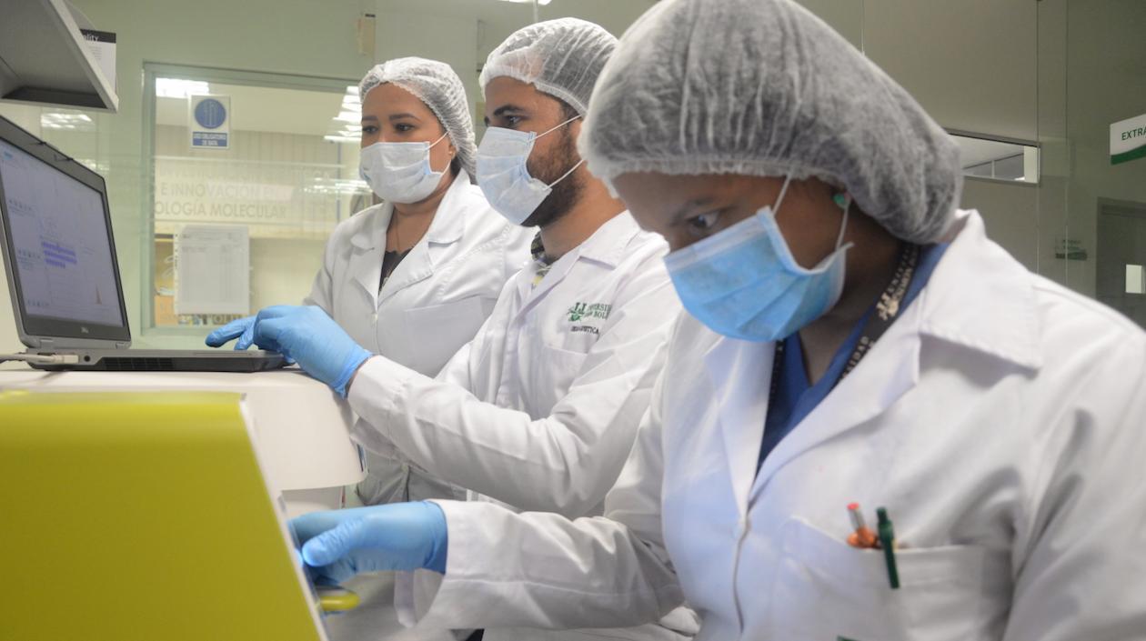 Estudiantes de la VIII cohorte de la maestría, en el Laboratorio de Genética de Unisimón.