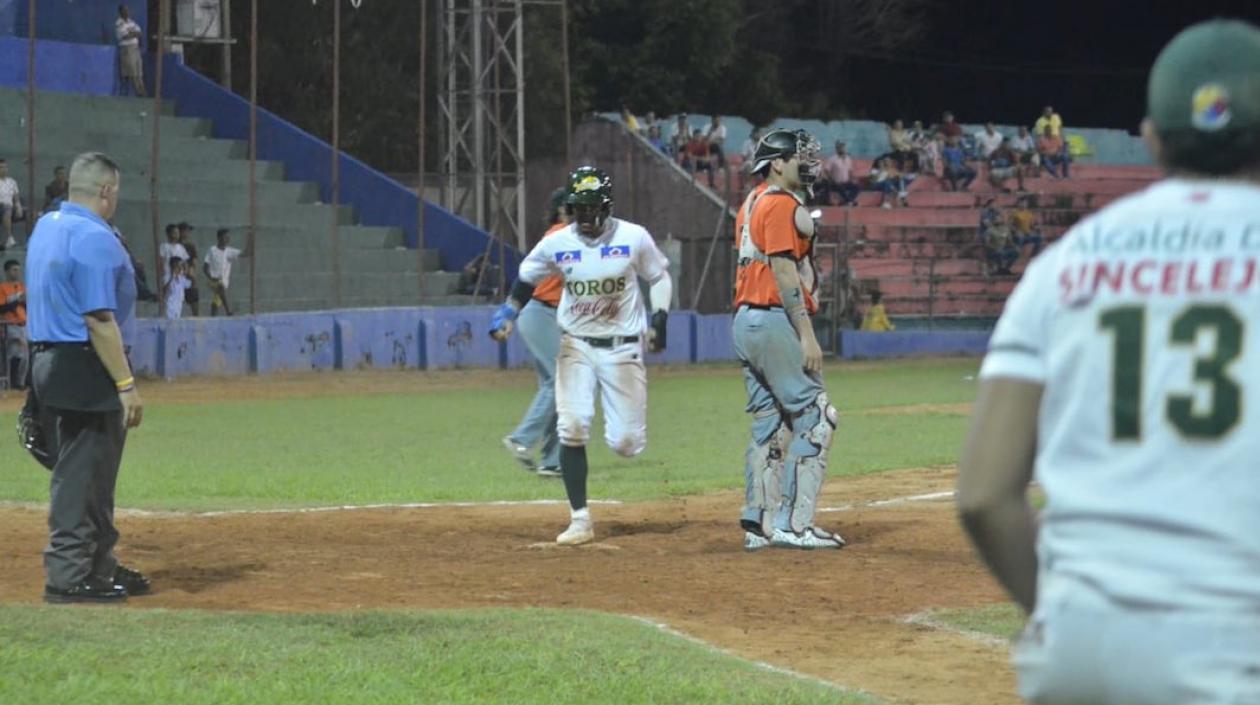 Toros de Sincelejo anotan una carrera ante Gigantes.