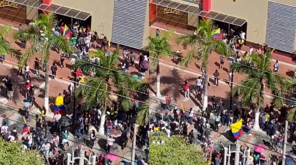 Momentos en que limpian el vidrio.