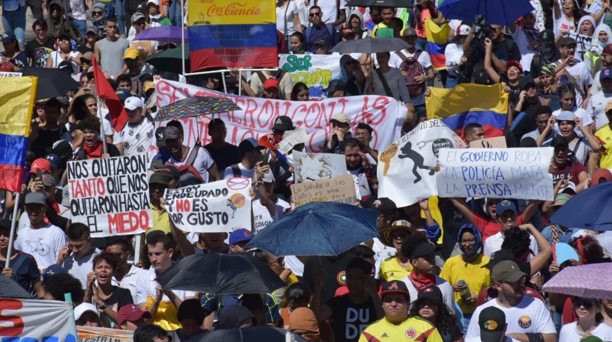 Imagen de la marcha en la calle 76 con carrera 51B.
