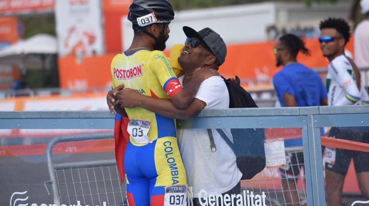 Alex Cujavante se abraza con su padre.