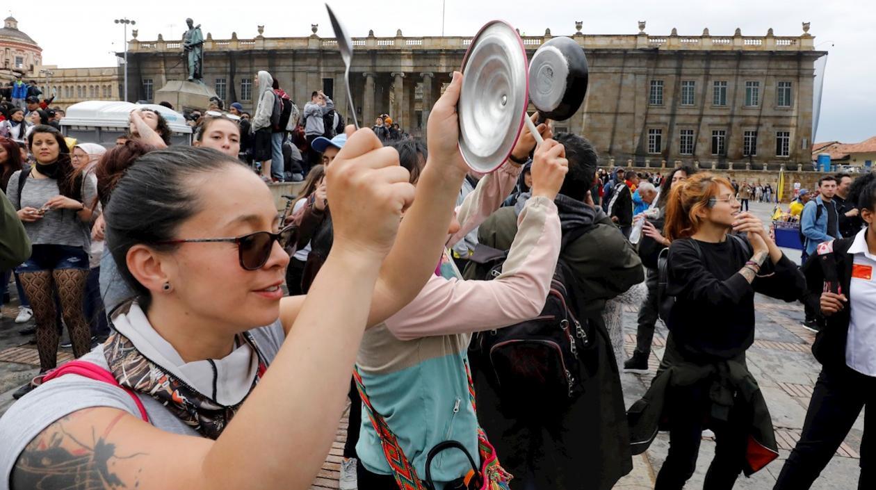 Personas que iniciaban el cacerolazo en Bogotá.