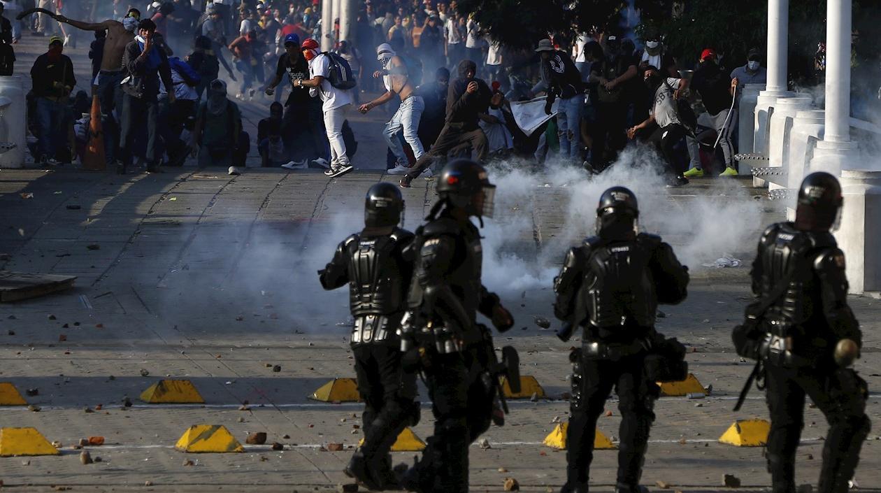 Esmad trata de controlar a manifestantes.