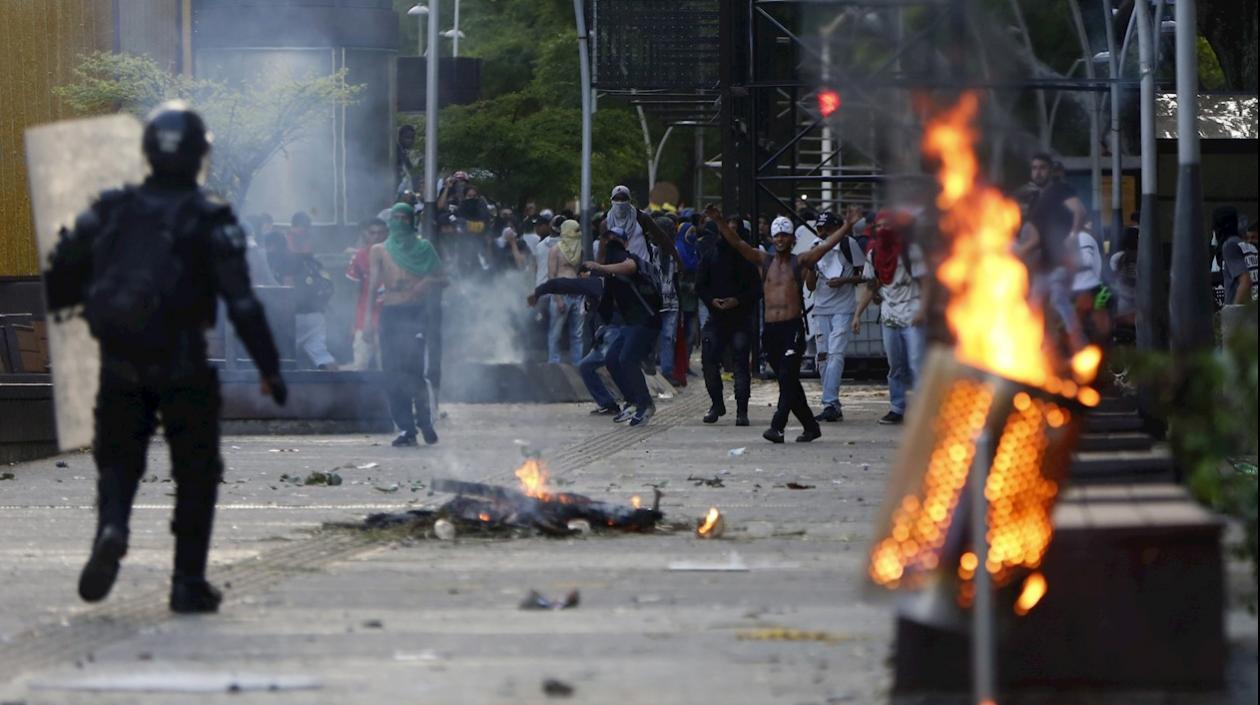 Manifestantes enfrentan a la policía