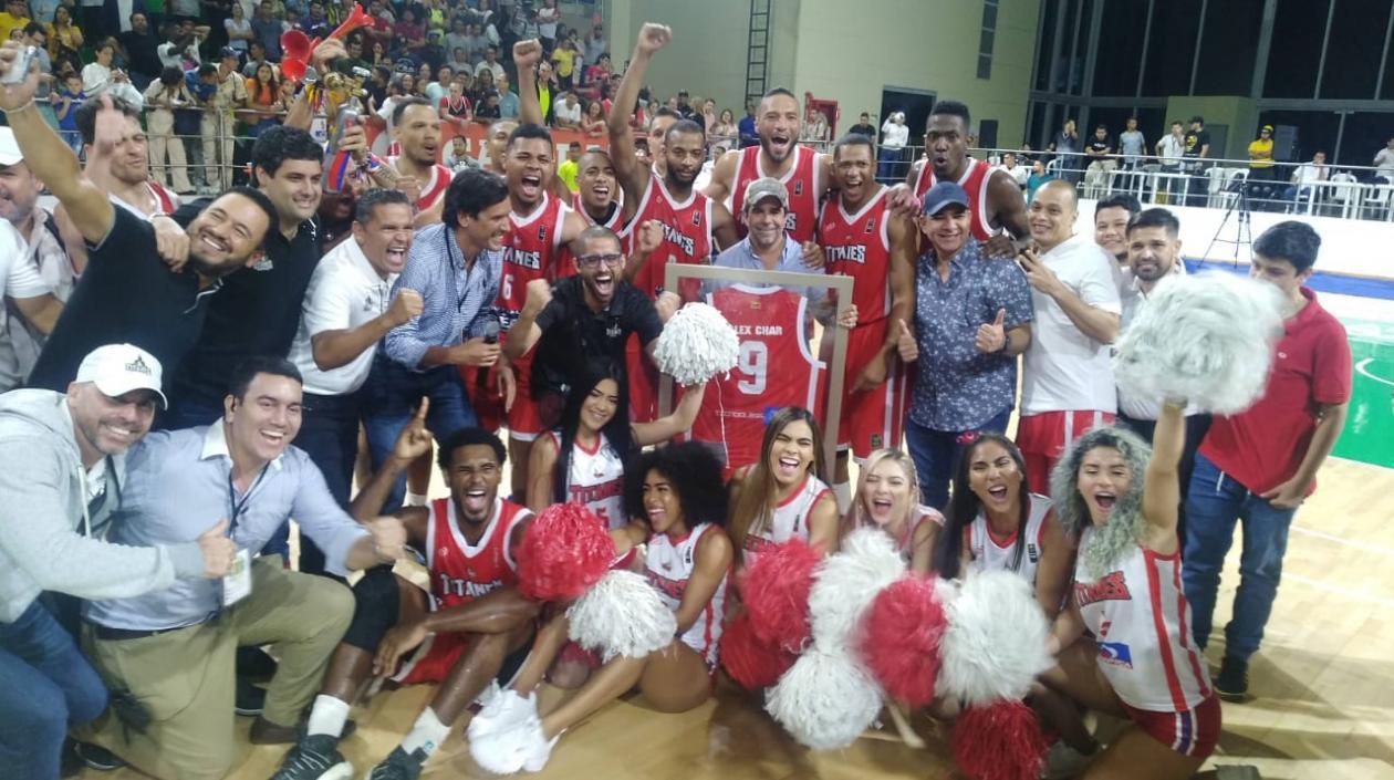 Titanes hacen homenaje al alcalde Alejandro Char.