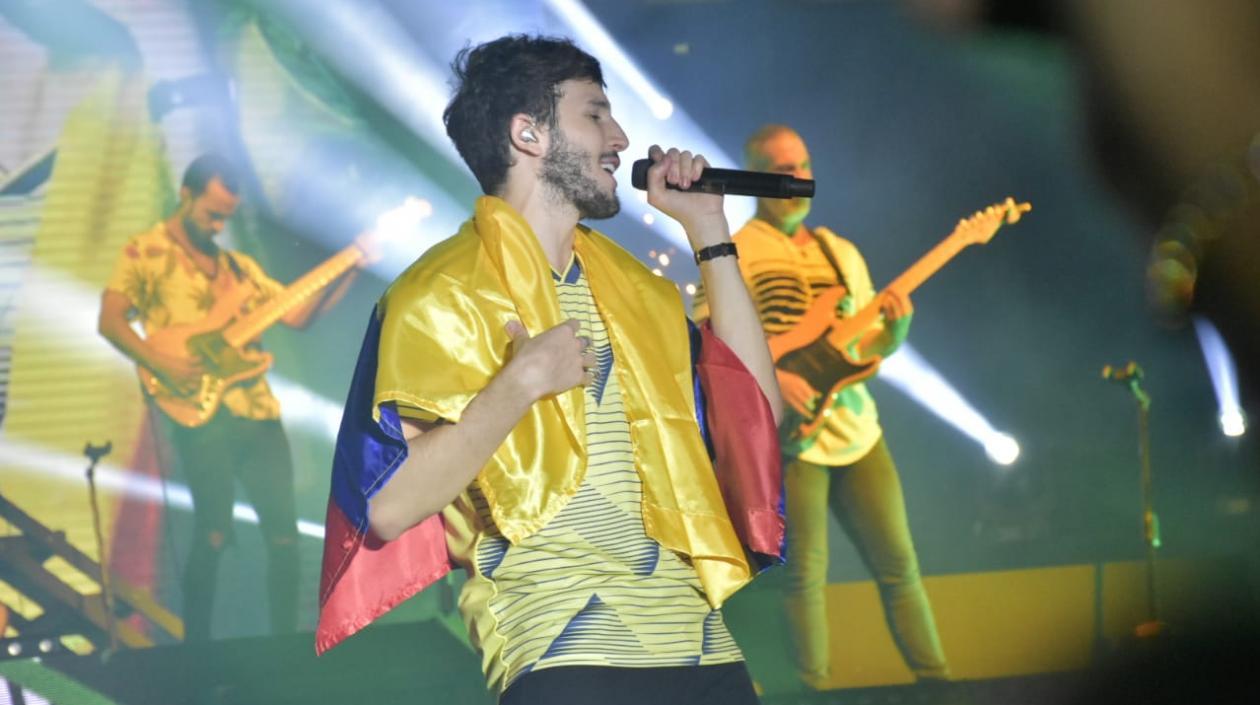 Sebastián Yatra en medio de su presentación en Barranquilla.