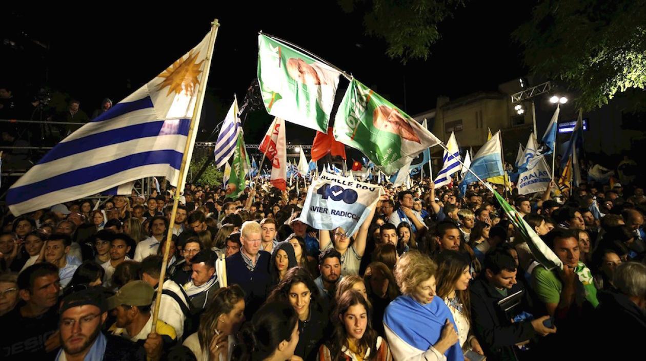 Simpatizantes de Luis Lacalle esperando los resultados.
