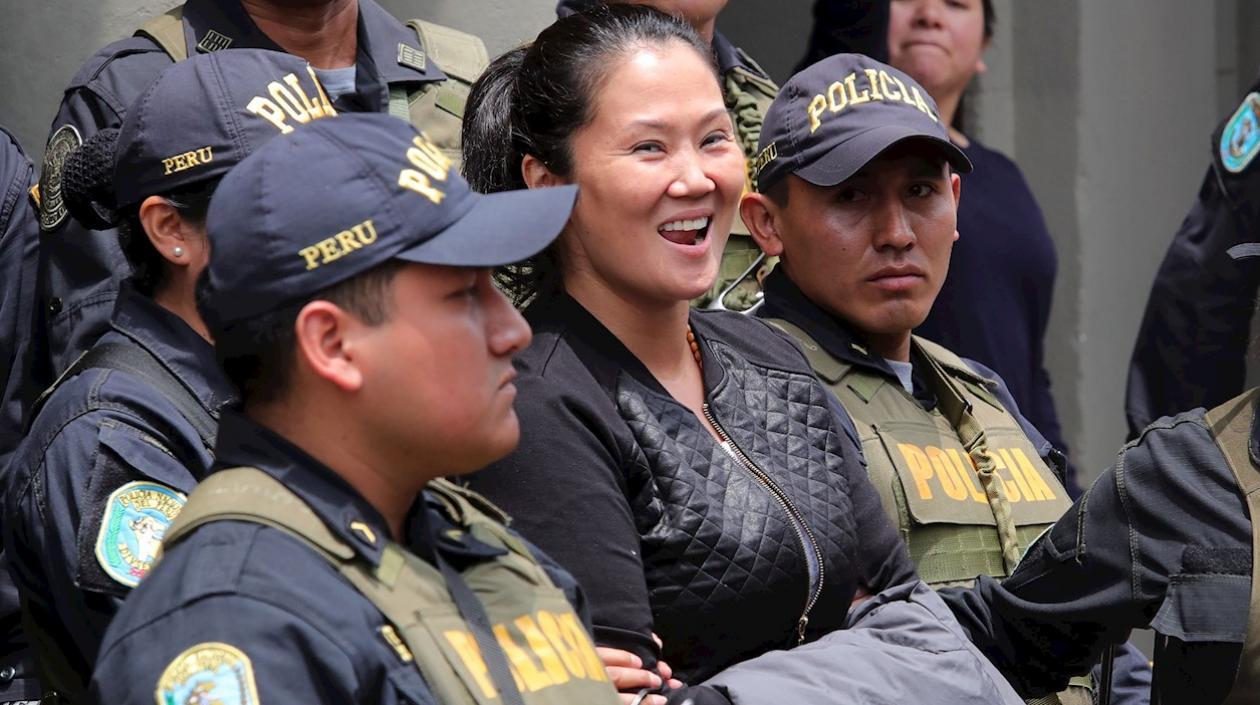 Keiko Fujimori (c), principal líder de la oposición en Perú.