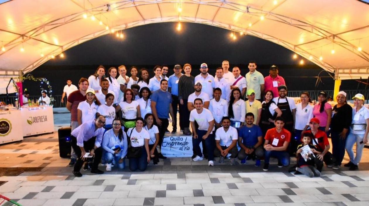 Participantes de la Feria Quilla emprende al río.