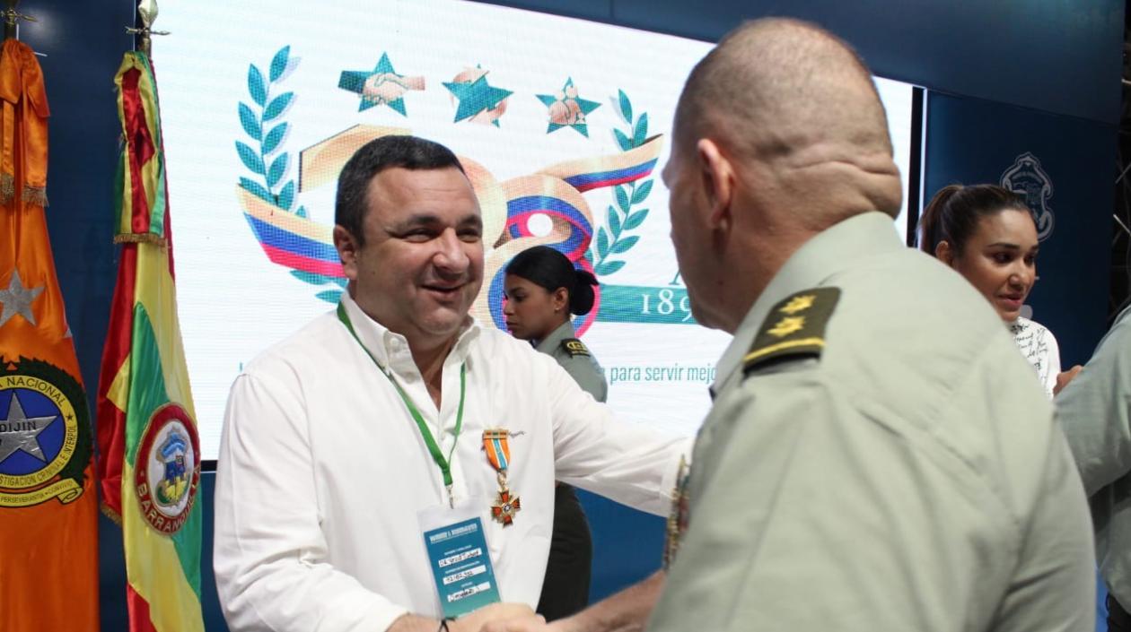 El Jefe de la Oficina, Yesid Turbay, recibiendo la distinción.