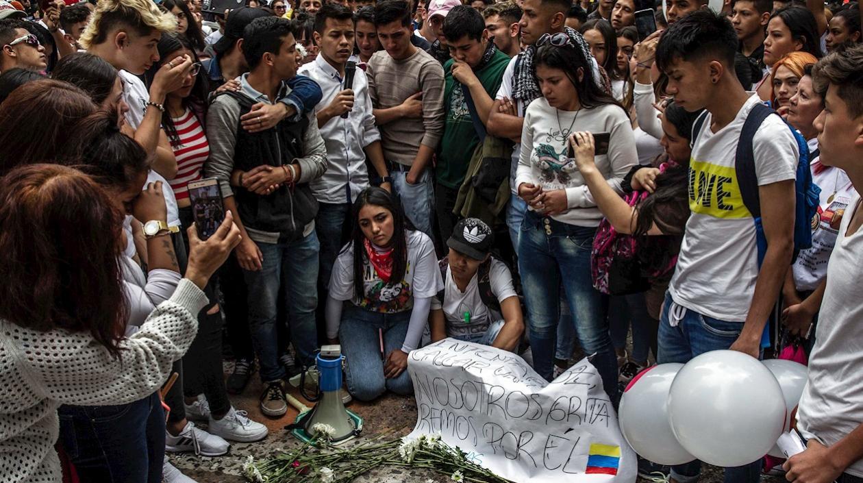 Jóvenes en una manifestación por Dilan Cruz.