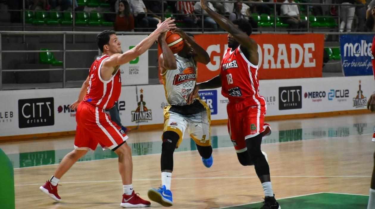 Gianluca Bacci y Luis Jacobo bloqueando el avance de un rival.