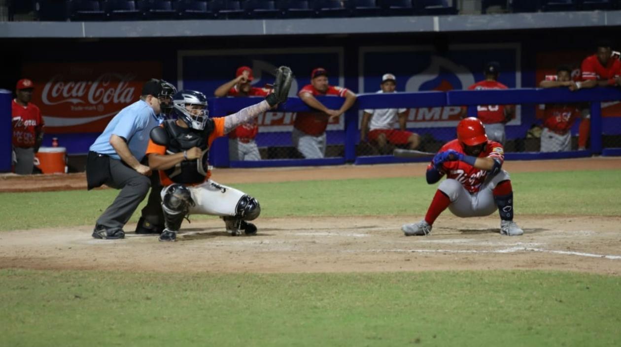 Acción del juego entre Gigantes y Tigres. 