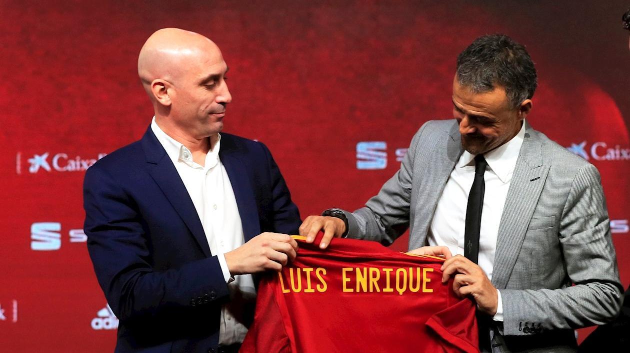 El nuevo seleccionador nacional de fútbol, Luis Enrique Martínez,d., acompañado por el presidente de la RFEF, Luis Rubiales.
