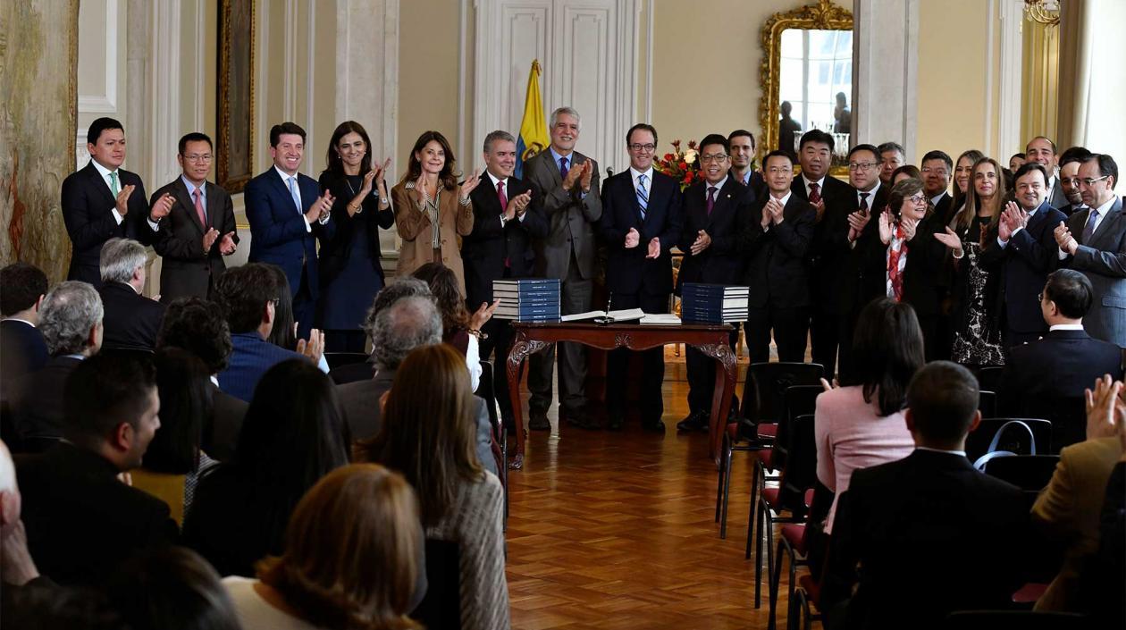 La celebración tras la firma del contrato.