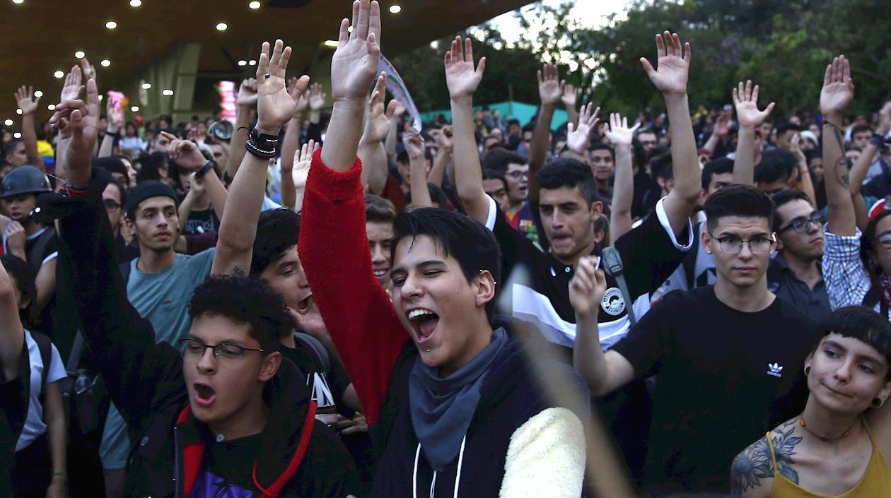 Cientos de personas participan este martes de una marcha en rechazo a la muerte del estudiante Dilan Cruz durante choques con la policía antidisturbios, en Medellín.