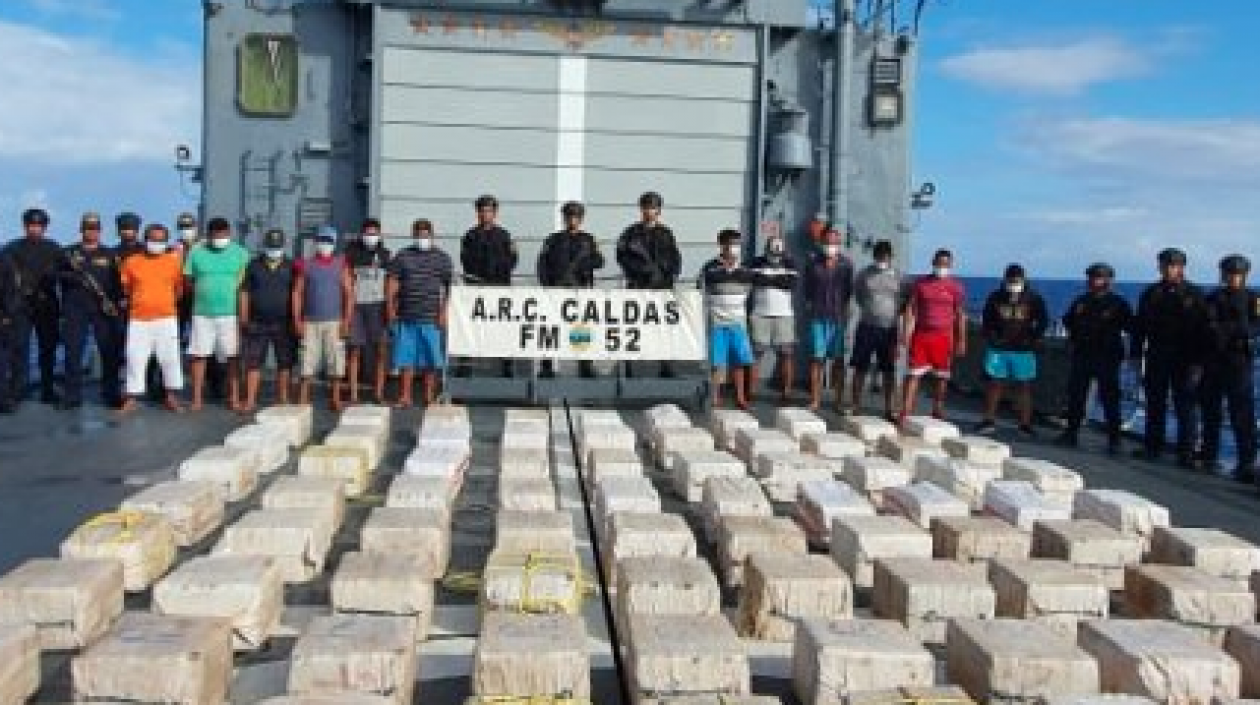 Los capturados y la droga incautada.