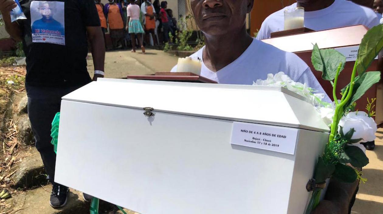 Un integrante de la guardia negra fue el encargado de recoger el cajón.