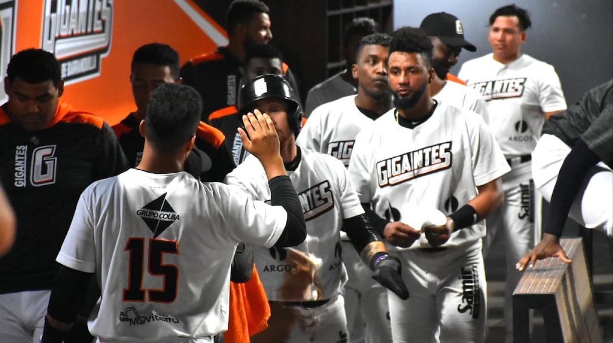 Peloteros de Gigantes de Barranquilla celebrando.
