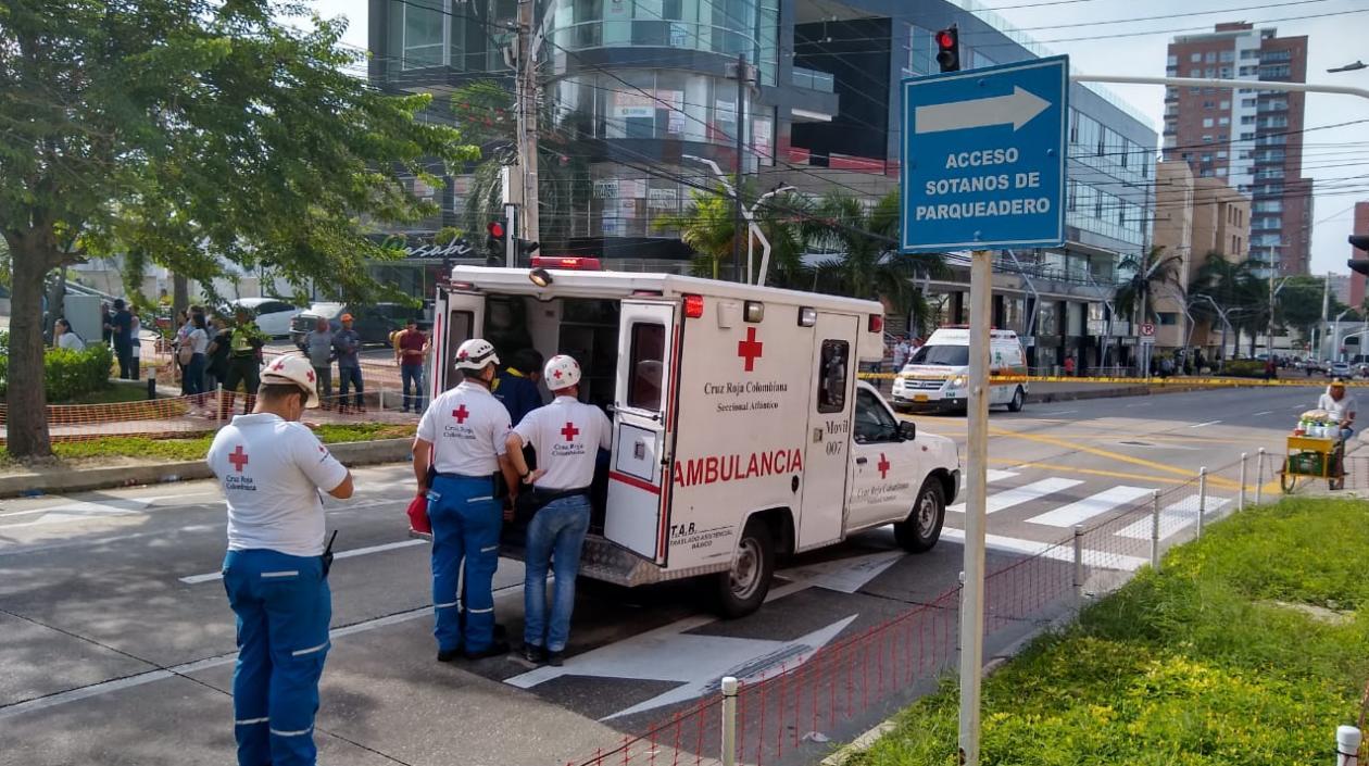 Este es el momento en que están atendiendo el herido.