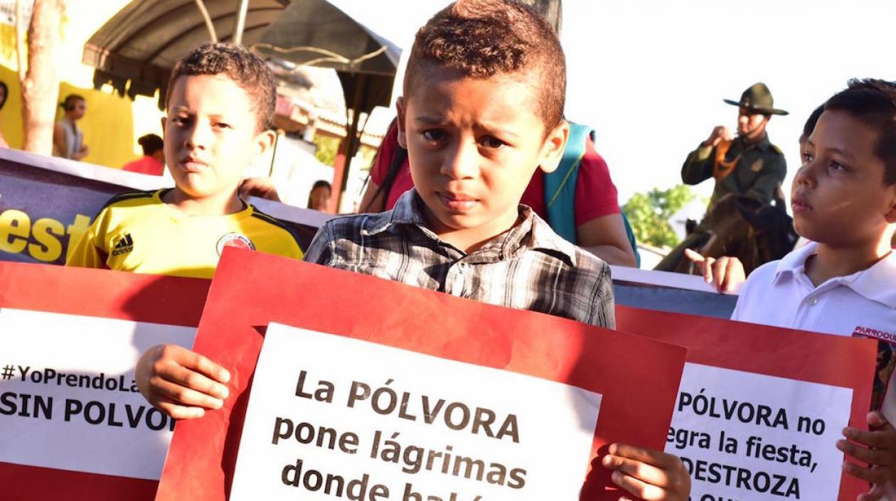 Niños participando en una jornada contra la pólvora en Malambo.