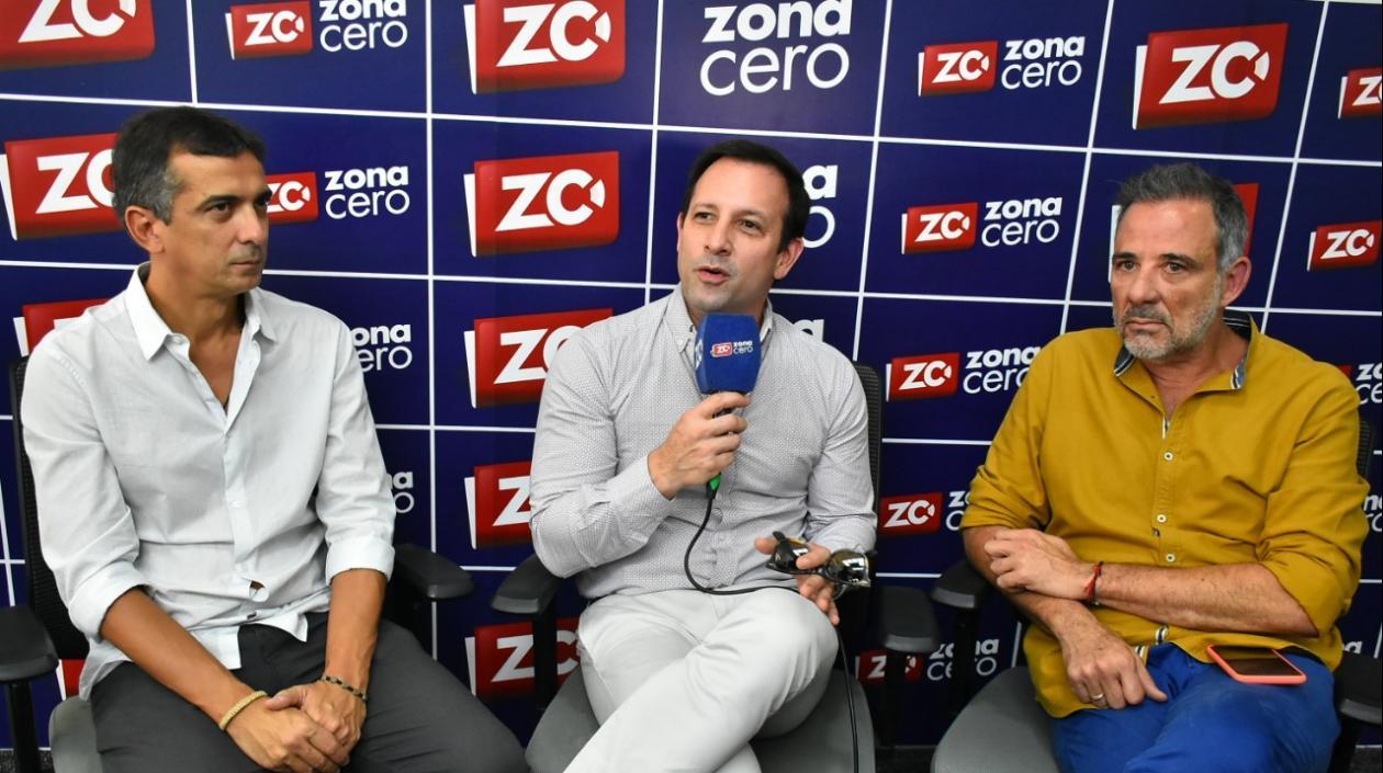 Carlos Sanabria (gerente Alumbrado Público), Nicolás Tovar (cantante) y Juan José Jaramillo (Secretario de Cultura).