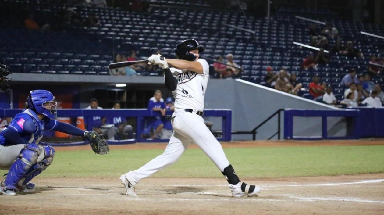 Así bateó el fly Bryant Flete, que produjo el error de Vaqueros.